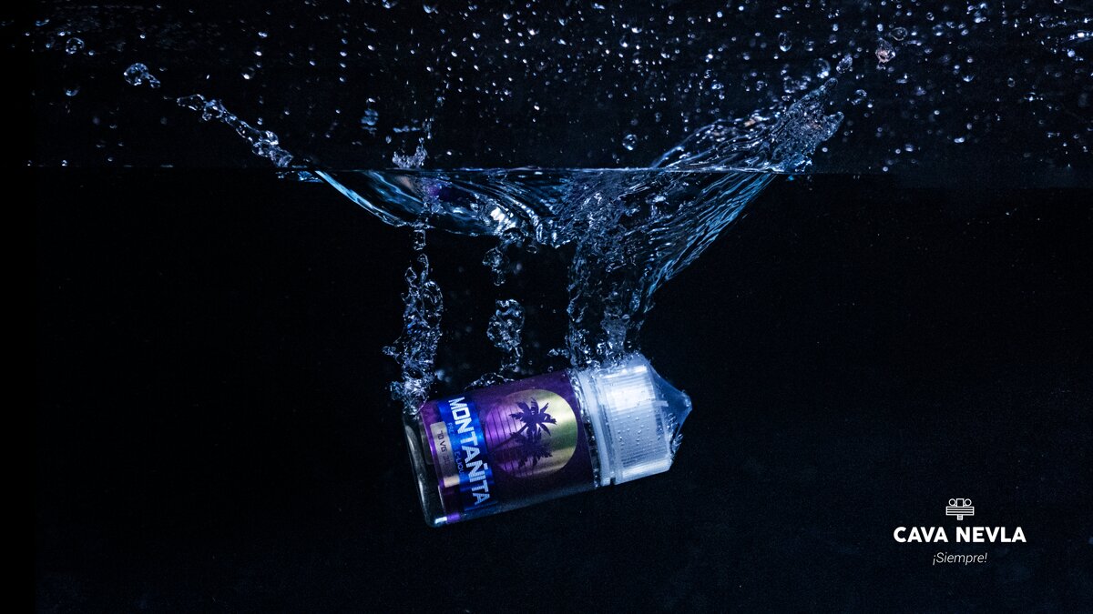Composición principal de Cavanevla con producto y splash líquido.