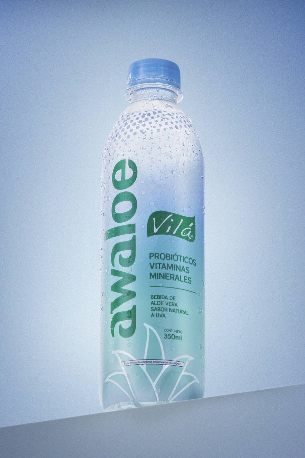 Botella de producto Awaloe sobre escenario azul.