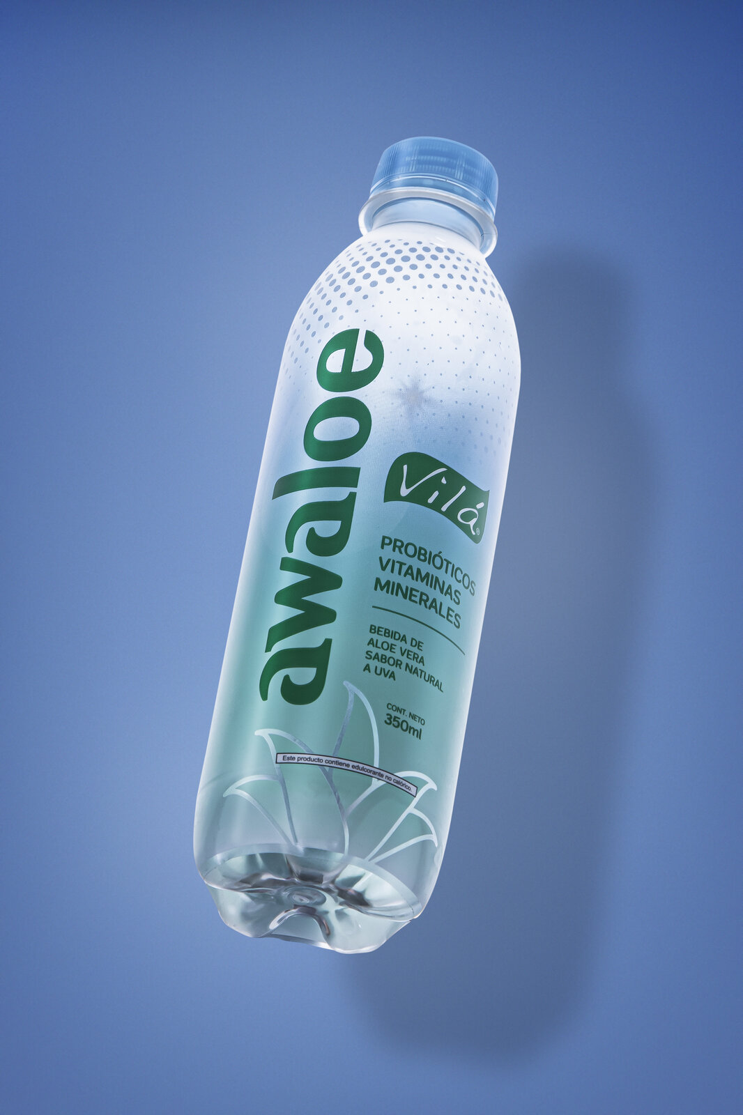 Botella de producto Awaloe suspendida en el aire.